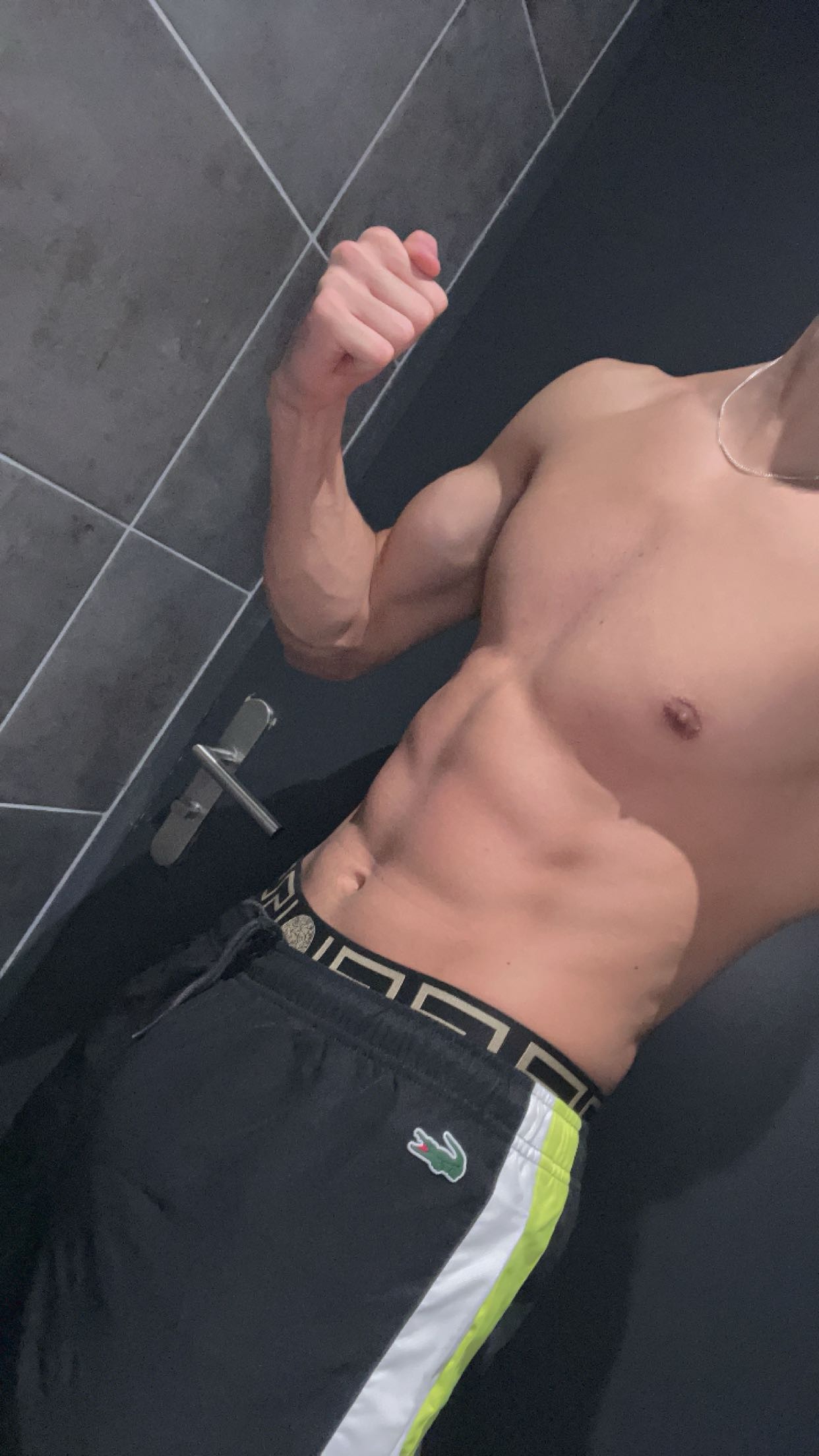 Profil de Fares, 21 ans, Escort Gay France à Pierrepont-sur-l'Arentèle