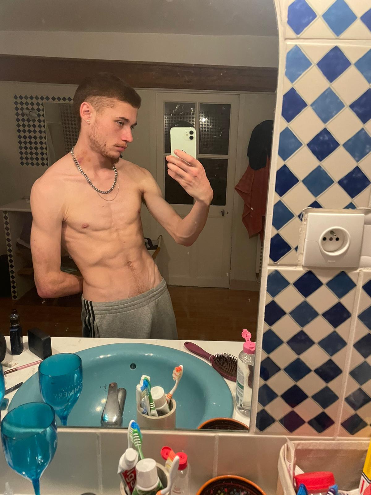 Profil de Hellmut, 19 ans, Escort Gay France à Bourneville-Sainte-Croix
